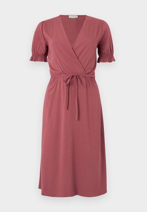 Μωβ φόρεμα τύπου wrap με κοντά φουσκωτά μανίκια, V-λαιμόκοψη και ζωνάκι στη μέση, μήκους μέχρι το γόνατο, παρουσιάζεται σε απλό φόντο.