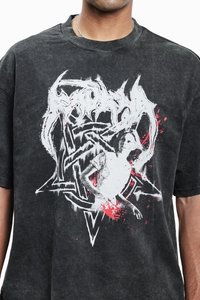 Černé oversized tričko s grafickým potiskem obsahujícím bílé a červené prvky, zobrazující abstraktní postavy a vzory připomínající cákance.