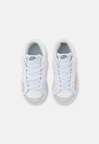 Nike Sportswear BLAZER MID '77 UNISEX - Sapatilhas de cano alto - summit white/clear/light orewood brown/white