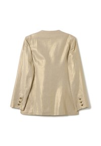 Blazer de color dorado con una textura suave y brillante. Diseño de un solo botón con mangas largas y cinco botones decorativos en cada puño.