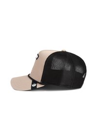 Gorra de béisbol con una parte delantera beige y una parte trasera de malla negra. Presenta un visera curva y una correa ajustable con acentos de logo.