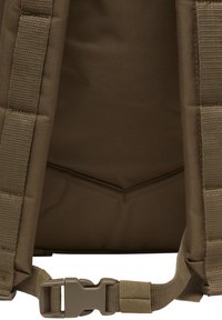 Bretelles rembourrées marron pour sac à dos avec sangle réglable et boucle en plastique sur un fond uni.