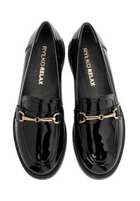 Czarne lakierowane mokasyny mają złote akcenty, zaokrąglony czubek oraz teksturowaną podeszwę dla lepszej przyczepności. Zaprojektowane z myślą o komforcie i eleganckim wykończeniu.