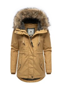 Gul parka-jakke med pelsfôret hette, glidelås og trykknapper, to frontlommer og et mykt innerskall. Har justerbare snorer.