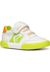Baskets blanches avec des accents verts et un talon orange. Elles disposent d'une sangle Velcro et d'une semelle en caoutchouc texturée. Marquage Geox sur la sangle.