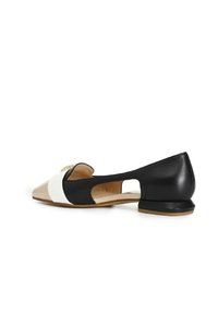 Ballerine nere, beige e bianche con punta affilata, lati tagliati, piccolo tacco nero e finitura lucida in vernice.