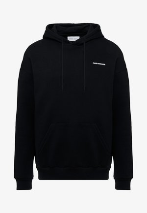 Mustmust mustmust pehmeast kangast, millel on eesmine tasku, nöörid ja rindkeres valge kirjaga "FAKE ROMANCE".