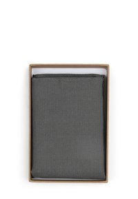 Grijze textielen portemonnee in een rechthoekige kartonnen doos, met een gestructureerd patroon. De portemonnee is netjes gevouwen en zichtbaar van boven.