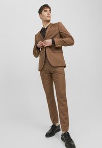 Jack & Jones PREMIUM JPRSOLARIS  NOOS - Tygbyxor - emperador