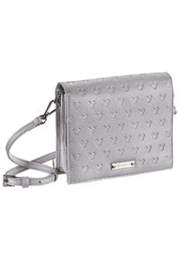 Silberne Umhängetasche aus strukturiertem Material, mit einem dezenten Mickey-Mouse-Muster, einem abnehmbaren Trageriemen und einem metallischen Logo-Emblem.