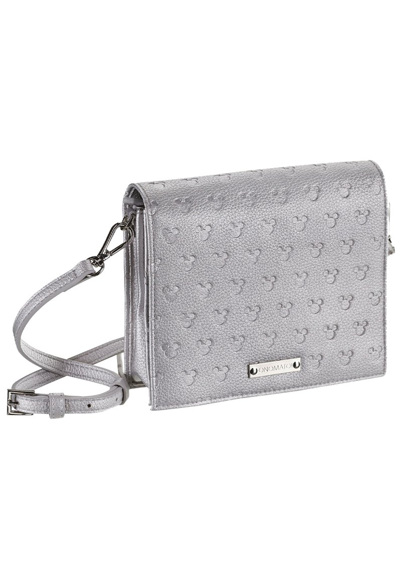 Silberne Umhängetasche aus strukturiertem Material, mit einem dezenten Mickey-Mouse-Muster, einem abnehmbaren Trageriemen und einem metallischen Logo-Emblem.