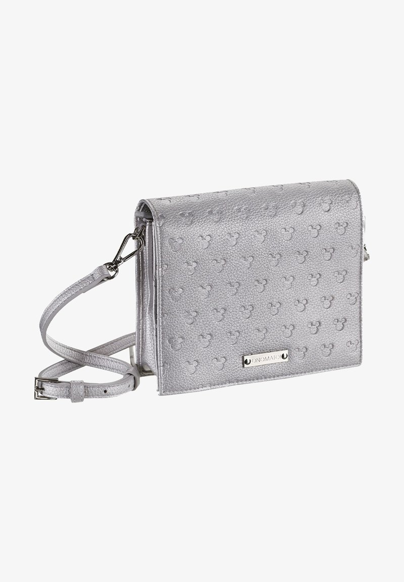 Srebrna torebka na ramię z teksturowego materiału, z subtelnym wzorem Myszki Miki, odczepianym paskiem i metalową tabliczką z logo.