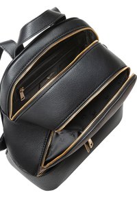 Zwarte leren rugzak met een gestructureerde afwerking, voorzien van meerdere ritscompartimenten en goudkleurige hardware. Interieur gevoerd met een gestoffeerd materiaal.