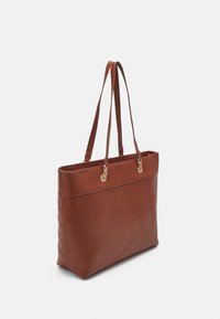 Sac fourre-tout en simili cuir marron avec deux poignées, quincaillerie dorée, forme structurée et texture matelassée d'un côté.