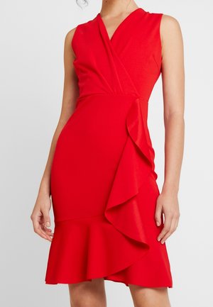 Mouwloze rode wikkeljurk met V-hals, getailleerde taille en een vallende ruchesdetail aan de voorkant, eindigend boven de knie.