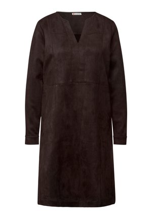 Abito in suede marrone con scollatura a V, maniche lunghe e vestibilità comoda. Presenta dettagli di cucitura discreti lungo il corpetto e le maniche.