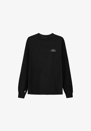 Czarna bluza z długim rękawem i okrągłym dekoltem, z małym różowym nadrukiem słońca na lewej piersi oraz małą emblematem na mankiecie lewego rękawa.