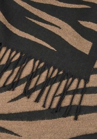 Sciarpa marrone e nera con motivo a strisce di zebra, texture morbida e frange intrecciate lungo un bordo.