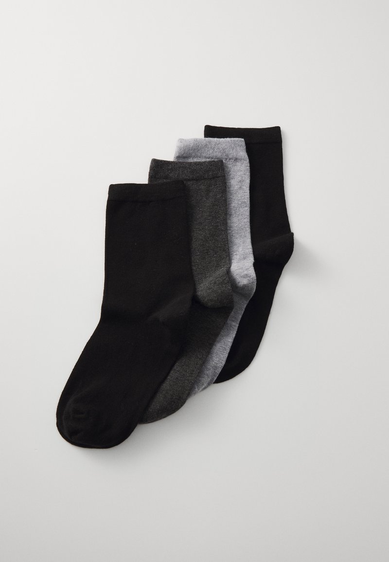 Vier Paar Socken nebeneinander angeordnet, in den Farben Schwarz, Dunkelgrau, Hellgrau und Schwarz, mit glatter Textur und gerippten Bündchen.