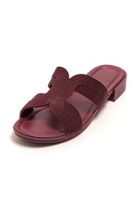 Sandalia de deslizamiento en color marrón burdeos con un diseño de tiras cruzadas texturizadas, tacón bajo y plantilla suave. Estilo ligero y casual.