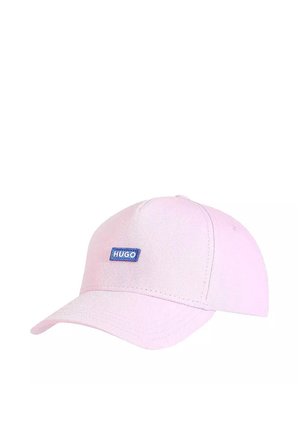 Casquette de baseball rose clair avec visière incurvée et petit écusson rectangulaire bleu indiquant "HUGO" au centre avant.