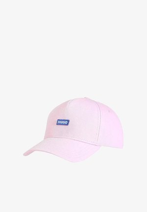 Casquette de baseball rose clair avec visière incurvée et petit écusson rectangulaire bleu indiquant "HUGO" au centre avant.
