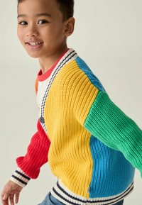Bunter gestrickter Cardigan mit gelben, roten, grünen und blauen Abschnitten, der einen gestreiften Kragen und Bündchen sowie eine Knopfleiste hat.
