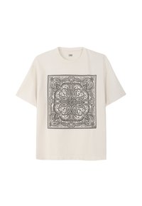 Bawełniany t-shirt w kolorze kremowym z czarnym wzorem paisley w formie kwadratu. Luźny krój, krótkie rękawy i okrągły dekolt.