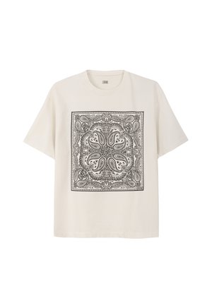 Bawełniany t-shirt w kolorze kremowym z czarnym wzorem paisley w formie kwadratu. Luźny krój, krótkie rękawy i okrągły dekolt.