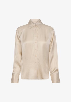 Béžová saténová košeľa s dlhým rukávom, klasickým golierom, predným zapínaním na gombíky a voľným strihom. Hladká textúra a minimálny lesk.