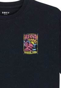 Tmavomodré, dlhé tričko s dlhým rukávom so žiarivou, retro grafikou hôr a slnka, s nápismi "ROXY" a "PARADISE FOUND".