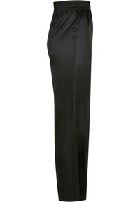 Pantalon noir en soie à jambes droites avec taille élastique et poche latérale, vu de côté.