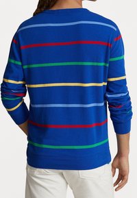 Suéter de cuello redondo de manga larga azul con rayas horizontales en rojo, verde, amarillo y azul claro, con puños y dobladillo acanalados.