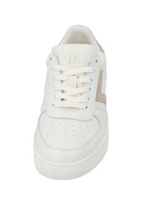 Weiße Leder Sneaker mit perforierter Zehenpartie, beigem Seitenakzent, flachen weißen Schnürsenkeln, gepolsterter Zunge und strukturiertem weißen Gummisohlen.