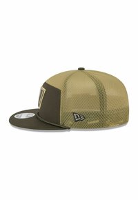 Grüne und khaki Kappe mit flacher Krempe, Netzpaneelen und einem Logo-Patch. Bietet eine strukturierte Oberfläche und einen verstellbaren Riemen hinten.