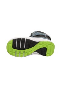 Sportovní obuv s podešví černé a limetkově zelené barvy. Má texturovaný dezén a bílou mezipodešev, což poskytuje trakci a odolnost.