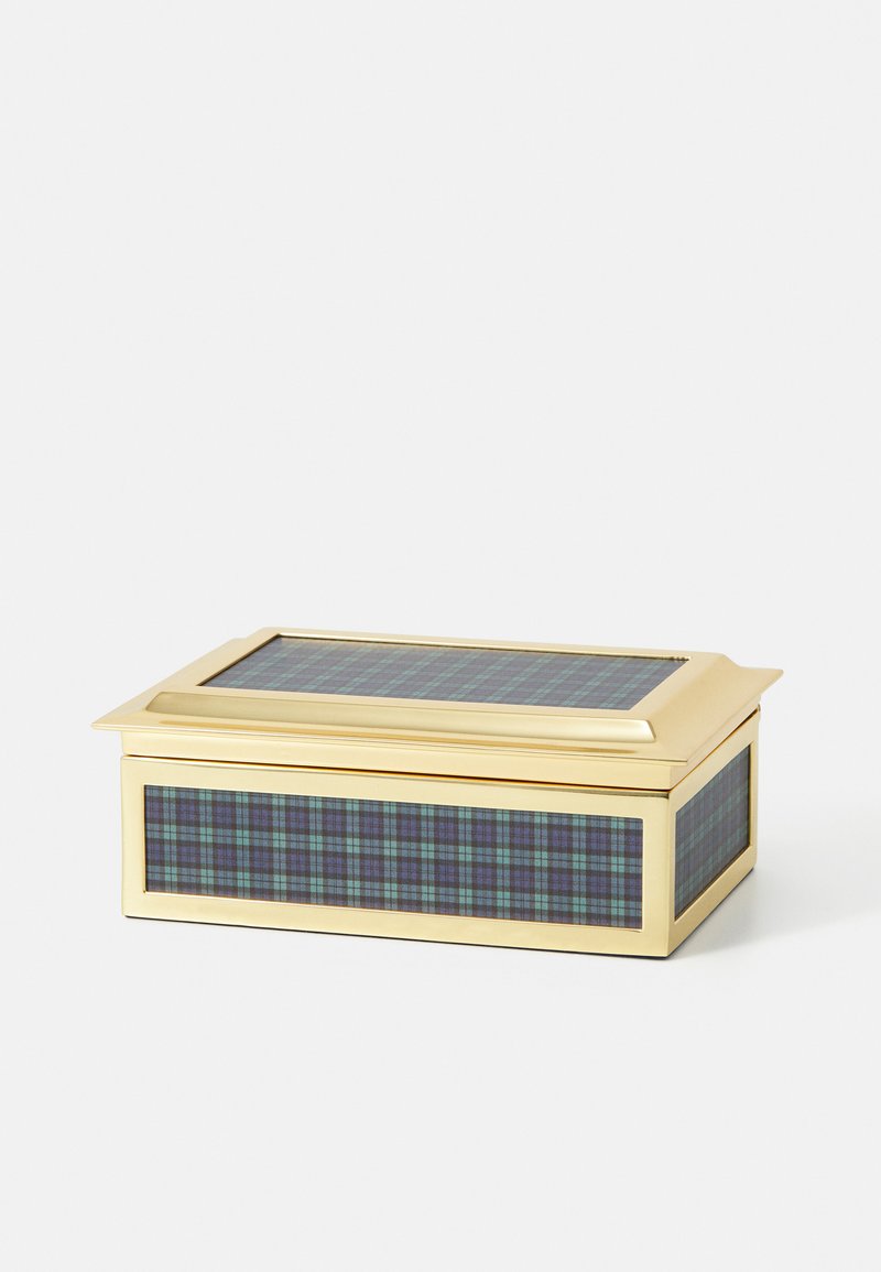 Zlata kovinska škatla s karirastim vzorcem v modri, zeleni in črni barvi. Ima prozoren pokrov in gladke stranice, meri približno pravokotno.