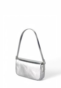 Bolso de mano metálico plateado con textura suave, forma rectangular y correa ajustable. Presenta un diseño minimalista y un brillo sutil.