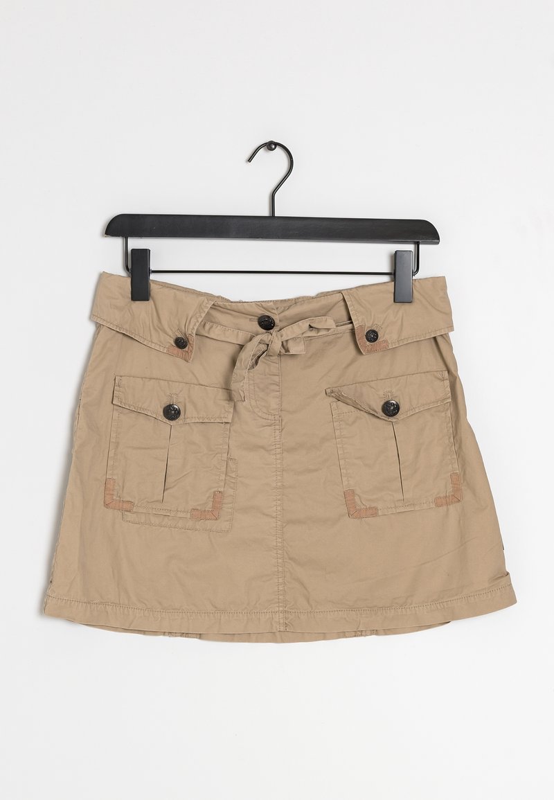 Jupe kaki avec une taille cintrée et un lien à l'avant. Elle comporte deux poches avant avec des accents marron et des boutons foncés, confectionnée dans un matériau doux.