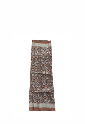 Sciarpa rettangolare con motivi geometrici e floreali nelle tonalità di beige, marrone e nero, bordata da strisce lisce beige e marroni.