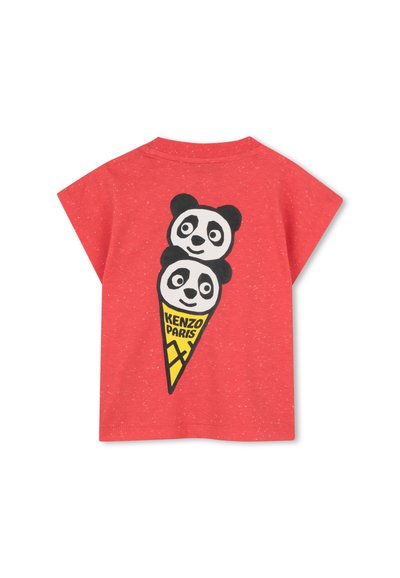 T-shirt rouge à manches courtes en tissu doux, avec un motif graphique représentant deux pandas dans un cornet de glace, accompagné du texte "KENZO PARIS" en dessous.