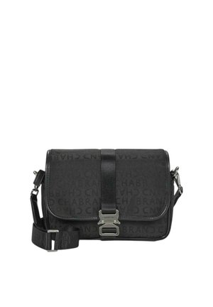 Bolso bandolera negro con correa ajustable, tela de marca y una hebilla plateada central en el cierre de la solapa frontal.