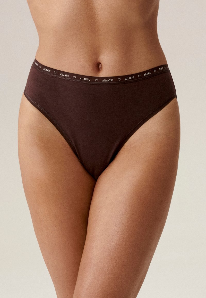 Brązowe bawełniane majtki bikini o niskim stanie, z elastycznym paskiem z logo i gładką fakturą.