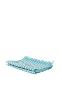Coperta o plaid di cotone a righe blu e bianche, con bordi sfrangiati e una consistenza morbida, piegato ordinatamente in tre strati.