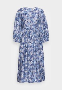 Vestido floral azul com mangas longas, decote redondo e cintura franzida. Apresenta padrões de várias flores em tons claros e escuros de azul.