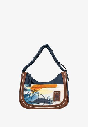 Bolso de hombro de tela con un diseño abstracto multicolor, acentos en azul oscuro y marrón, y un asa fruncida para dar textura.