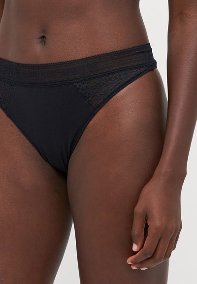 Crni čipkasti i rebrasti thong s teksturiranim pojasom, s brandom "Polo Ralph Lauren" utisnutim duž gornjeg dijela.