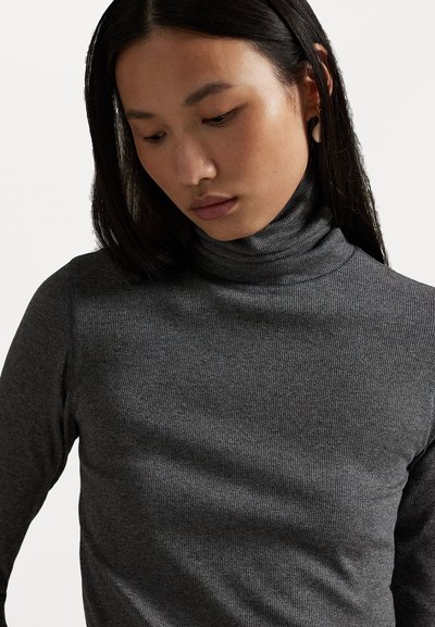 Grå ribbestrikket turtleneck-genser med lange ermer, med en tettsittende passform og jevn tekstur. Minimalistisk design, ingen utsmykninger.