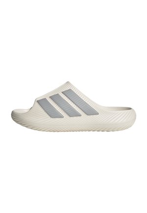 Ein weißer slip-on Sandale mit drei grauen diagonalen Streifen an der Seite sowie strukturierter Sohle und Oberseite.