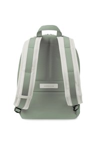Sac à dos vert avec des bretelles blanches, fabriqué en tissu durable. Il présente un patch logo à l'avant et une poignée supérieure pour un transport pratique.
